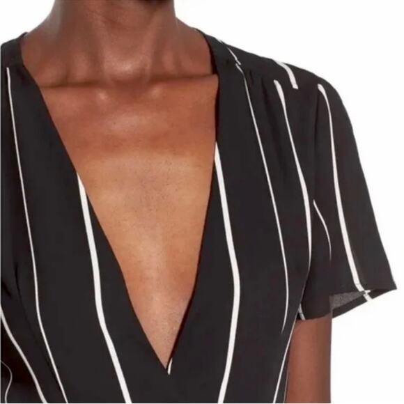 ASTR The Label Short Sleeve Deep V Striped Romper Black White Size Large - Picture 4 of 15
